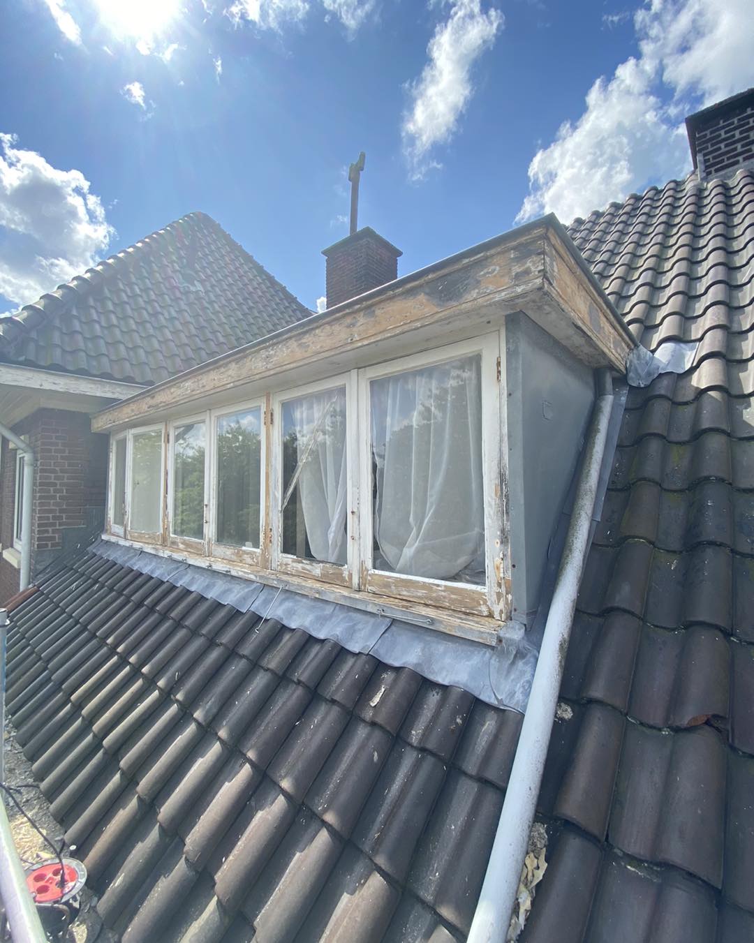 Oude schilderwerk afgebrand van dakkapel