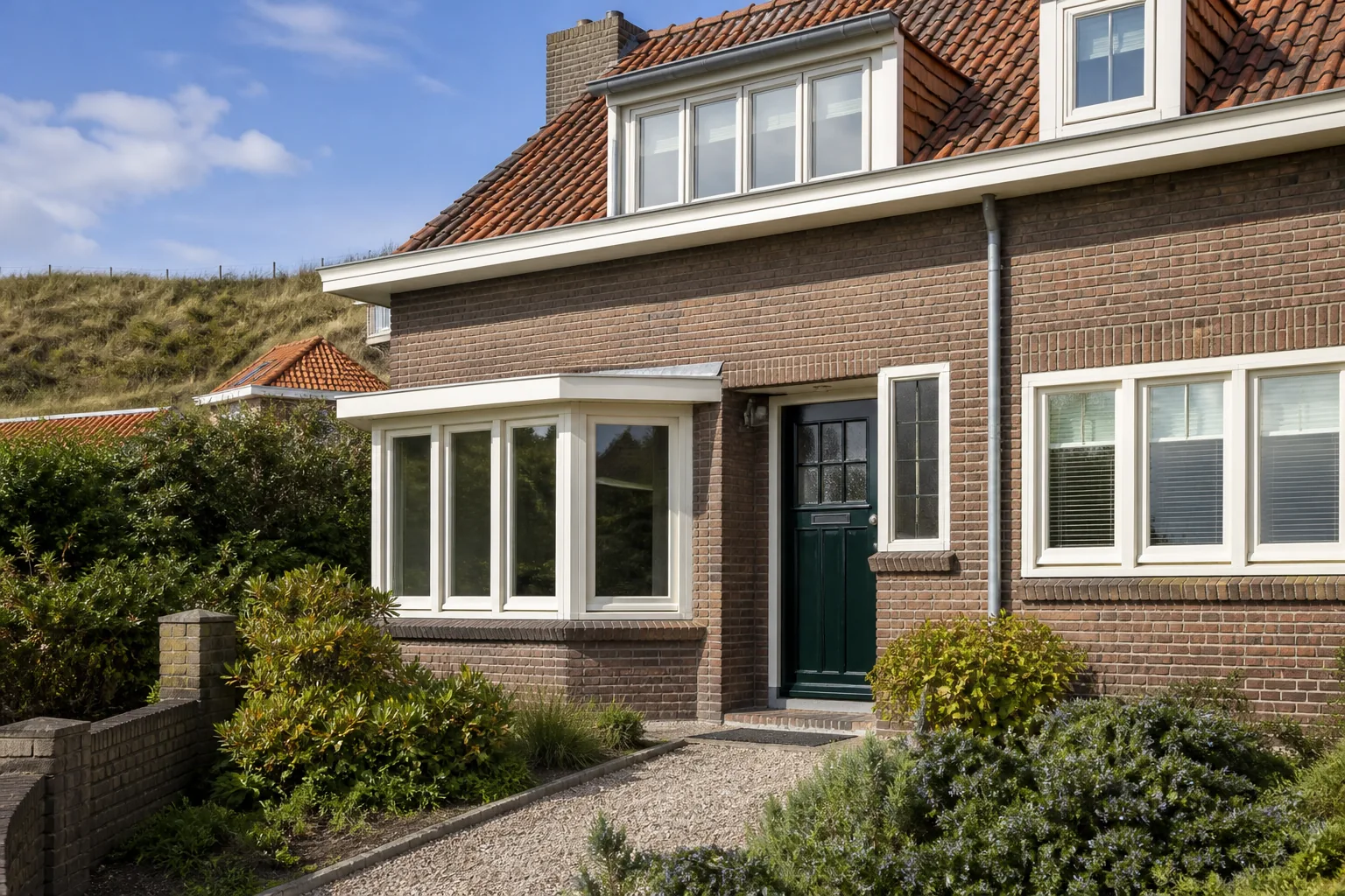 Woning aan de duinrand met onderhouden kozijnen in Katwijk